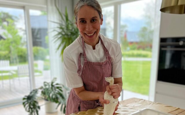 Ana tillverkar hantverkspasta.