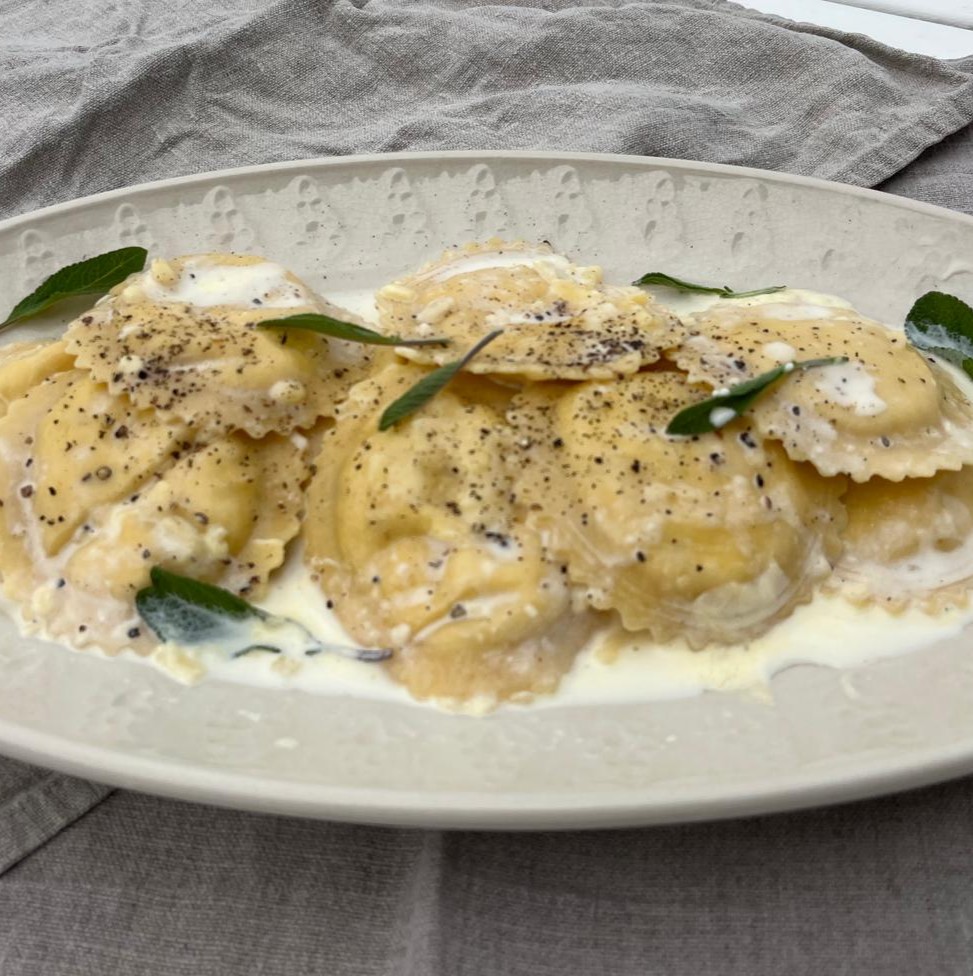 Pasta som ska serveras på Ala Gård: Panzerotti fyllda med ost och serverad med salviasmörsås